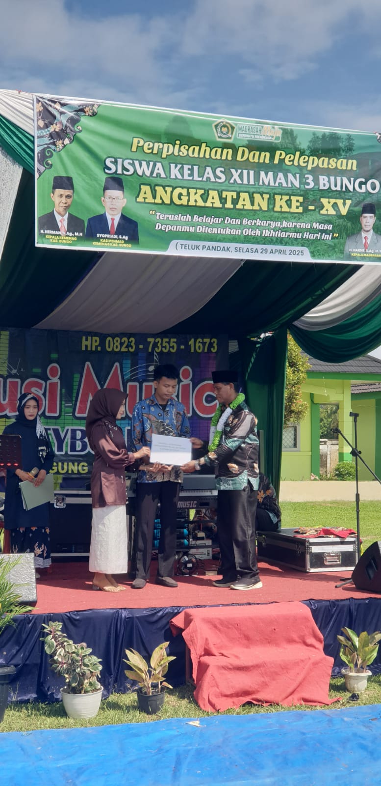 Siswa Kelas XII MAN 3 Bungo Berikan Kenang-Kenangan untuk Mushalla Sekolah