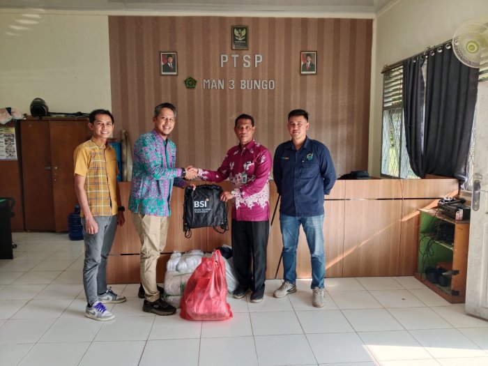 BSI Muara Bungo Berikan Bantuan Pendidikan ke MAN 3 Bungo BSI Muara Bungo Berikan Bantuan Pendidikan ke MAN 3 Bungo