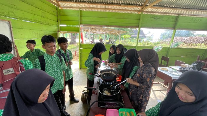 Kelas XII MIPA 1 MAN 3 Bungo Laksanakan Praktik PKWU Olahan Chicken Katsu Jepang dan Dimsum China Kelas XII MIPA 1 MAN 3 Bungo Laksanakan Praktik PKWU Olahan Chicken Katsu Jepang dan Dimsum China