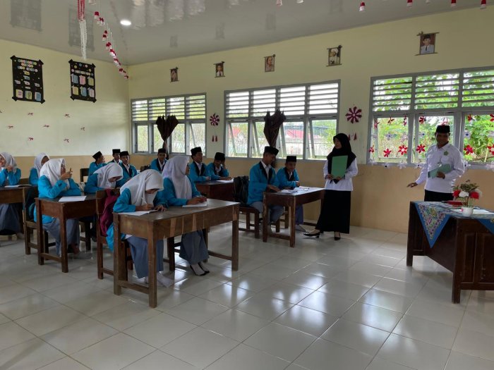 waka kurikulum Madrasah Aliyah Negeri 3 Bungo Lakukan Pemantauan Proses Belajar di Kelas