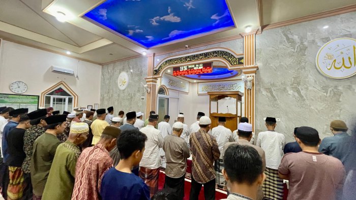 Ustadz Hendri, S.Sy Apresiasi Kehadiran Jamaah Masjid Al Ikhwan Meski Dilanda Hujan Lebat Ustadz Hendri, S.Sy Apresiasi Kehadiran Jamaah Masjid Al Ikhwan Meski Dilanda Hujan Lebat