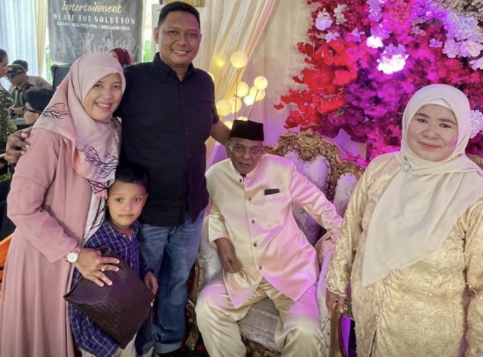 Kaur TU MAN 3 Bungo Hadiri Resepsi Suci Rahmadani Putri H. Zulkifli Rekan Kerja Senior Kaur TU MAN 3 Bungo Hadiri Resepsi Suci Rahmadani Putri H. Zulkifli Rekan Kerja Senior