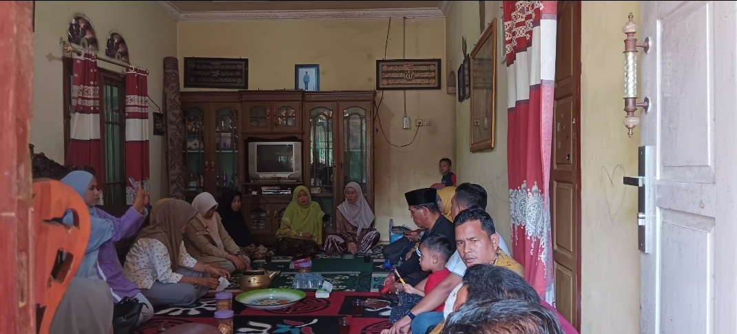 Keluarga Besar MAN 3 Bungo Takziah ke Rumah Duka Ibunda dari Ibu Rosnita, S.Ag