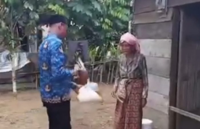 Staf MAN 3 Bungo Bagikan Sembako Jelang Pelantikan PPPK Staf MAN 3 Bungo Bagikan Sembako Jelang Pelantikan PPPK