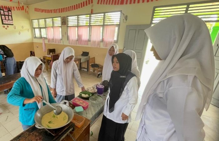 Siswa MAN 3 Bungo Praktik PKWU Olah Seblak dan Gulai Patin