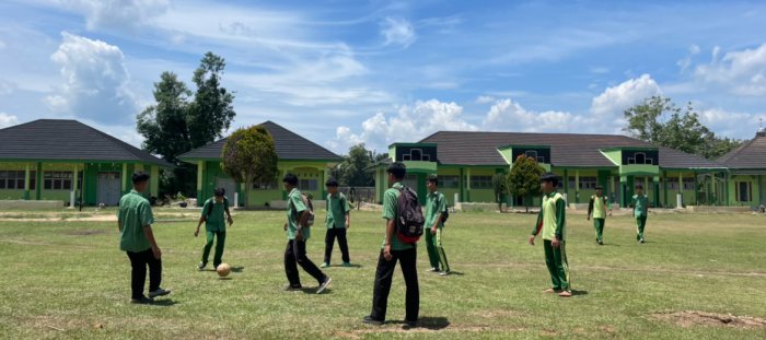 Pelajar MAN 3 Bungo Manfaatkan Waktu Istirahat dengan Bermain Bola