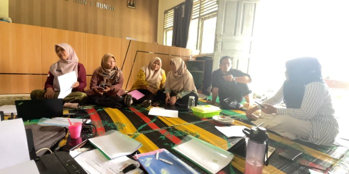 Waka Kurikulum Dampingi Wali Kelas Siapkan Perangkat Mengajar