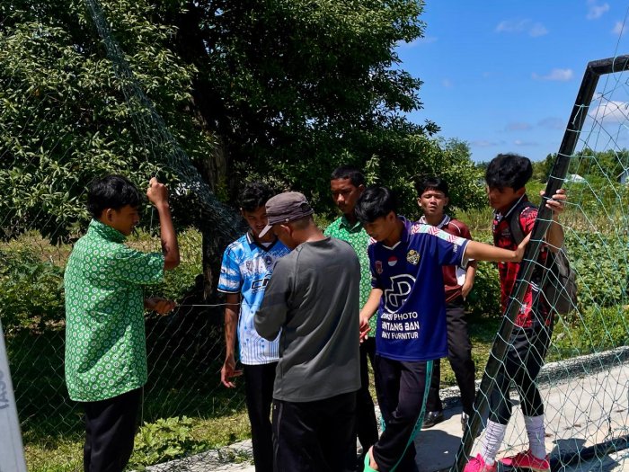 Siswa inisiatif membatu guru Perbaiki jaring Lapangan Futsal Sekolah yang rusak