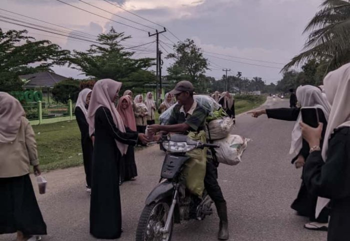 Anggota Rohis MAN 3 Bungo Berbagi Makanan kepada Warga Sekitar dalam Kegiatan MABIT Anggota Rohis MAN 3 Bungo Berbagi Makanan kepada Warga Sekitar dalam Kegiatan MABIT