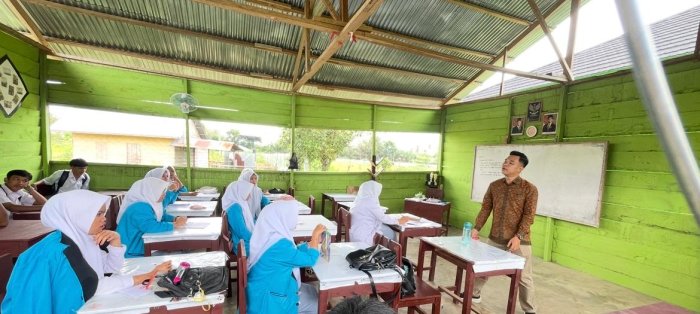 Perwakilan Dosen UIN STS Jambi Sosialisasikan Promosi Kampus ke Kelas-Kelas di MAN 3 Bungo