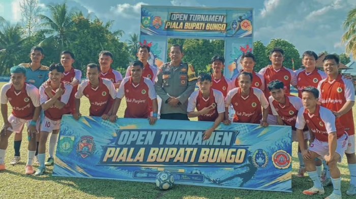 Fajri Tenaga Kebersihan MAN 3 Bungo Tembus 16 Besar Bupati Cup dalam turnamen sepak bola di desa Lubuk Benteng Fajri Tenaga Kebersihan MAN 3 Bungo Tembus 16 Besar Bupati Cup dalam turnamen sepak bola di desa Lubuk Benteng