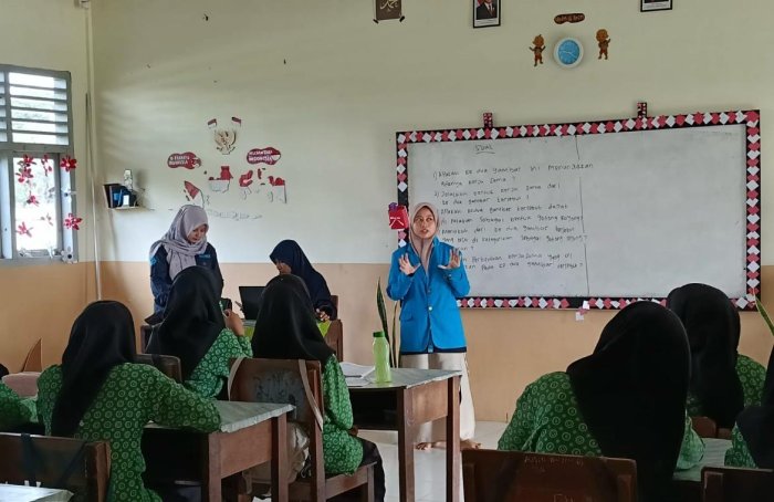 Dosen UIN Sultan Thaha Saifuddin Jambi Laksanakan Sosialisasi di Ruang Kelas MAN 3 Bungo Dosen UIN Sultan Thaha Saifuddin Jambi Laksanakan Sosialisasi di Ruang Kelas MAN 3 Bungo