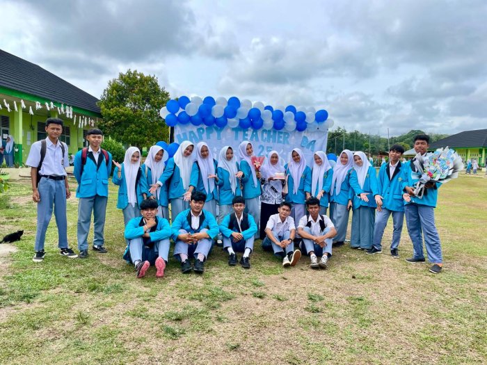 Siswa Kelas 12.4 Sampaikan Ucapan Hari Guru untuk Ibu Rita Siswa Kelas 12.4 Sampaikan Ucapan Hari Guru untuk Ibu Rita