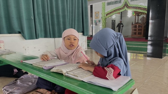 Gema Al-Quran di Masjid Al-Ikhlas Muara Bungo: Potret Indah Anak-Anak Belajar Mengaji Sejak Dini Gema Al-Quran di Masjid Al-Ikhlas Muara Bungo: Potret Indah Anak-Anak Belajar Mengaji Sejak Dini