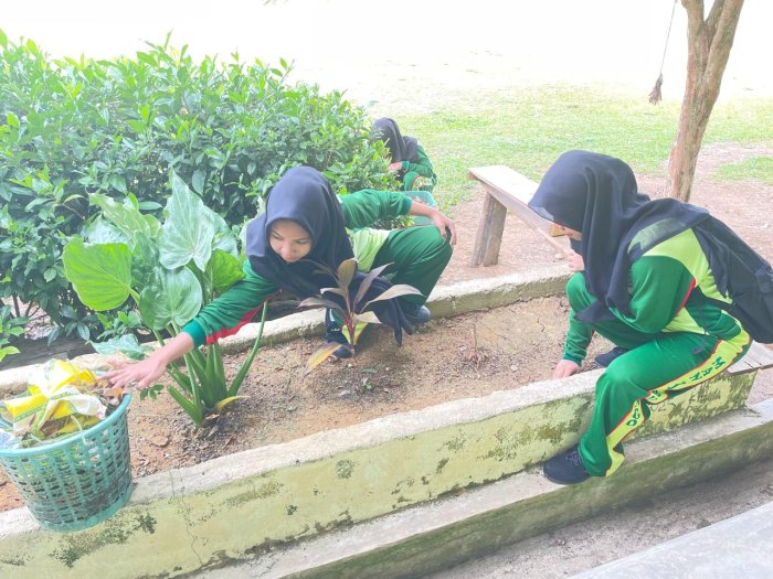 Siswi Dengan keterbatasan Berperan Aktif Jaga Kebersihan Madrasah Siswi Dengan keterbatasan Berperan Aktif Jaga Kebersihan Madrasah