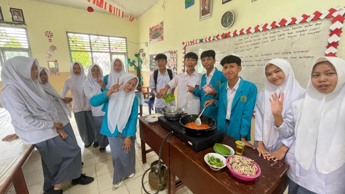 Kelas XI MIPA 2 MAN 3 Bungo Laksanakan Praktik PKWU Olahan Ceker Mercon dan Ayam Rica-rica Manado