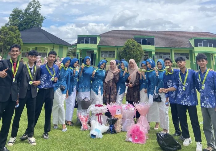 Abadikan Kenangan, Siswa 12 MIPA 2 MAN 3 Bungo Gelar Sesi Foto Bersama Guru Favorit Abadikan Kenangan, Siswa 12 MIPA 2 MAN 3 Bungo Gelar Sesi Foto Bersama Guru Favorit