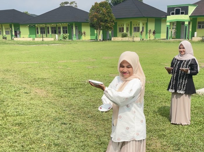 Sejarah dan Keunikan Tari Piring dari Sumatera Barat