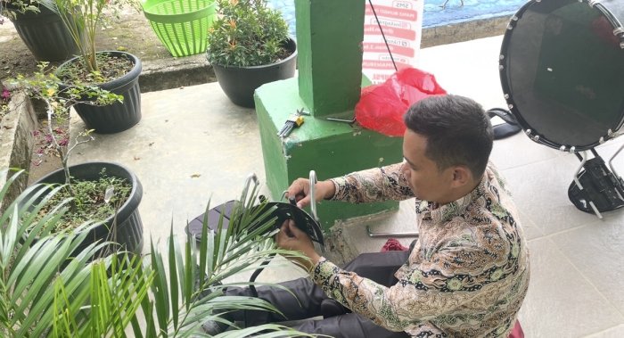 Aksi Ahmad Fadilah, Pegawai TU MAN 3 Bungo yang Sibuk Setel Drum Band sambut HUT RI ke-81