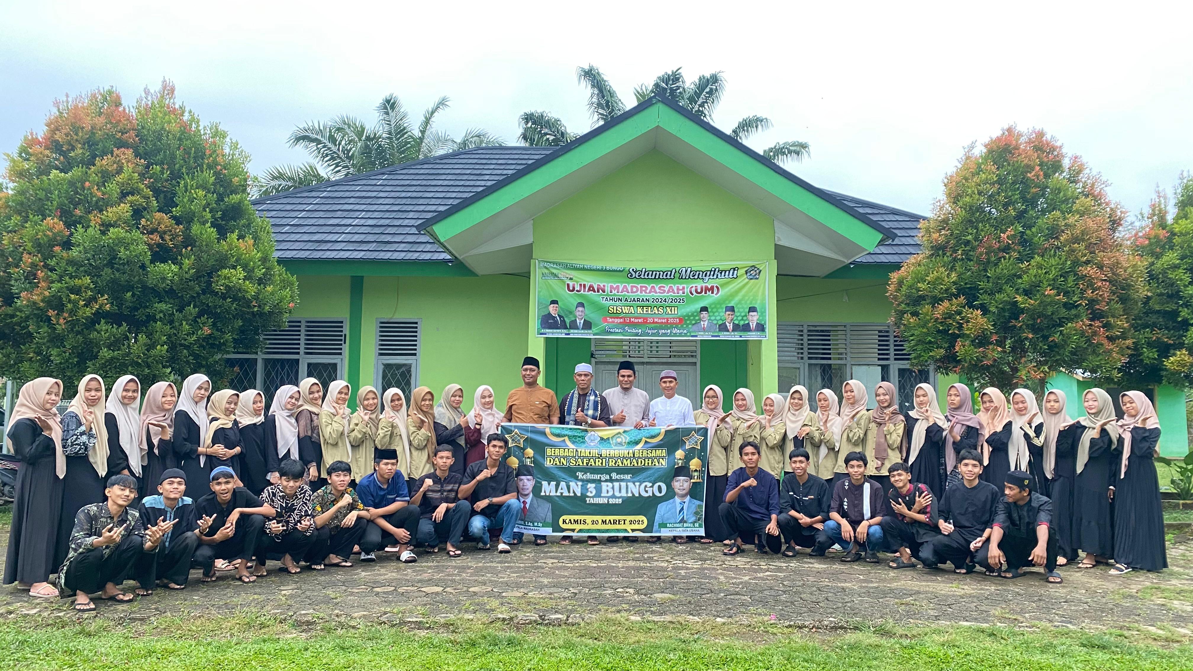 OSIM MAN 3 Bungo Gelar Pembagian Takjil Ramadhan