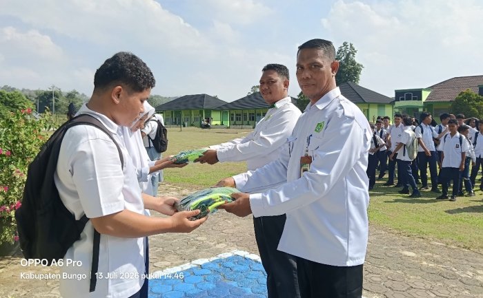 MAN 3 Bungo Bagikan Seragam Olahraga Gratis untuk Seluruh Murid Baru Tahun Ajaran 2026/2027 MAN 3 Bungo Bagikan Seragam Olahraga Gratis untuk Seluruh Murid Baru Tahun Ajaran 2026/2027