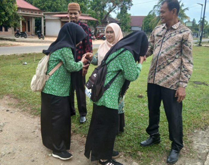 Guru Piket Sambut Siswa di Gerbang Sekolah Guru Piket Sambut Siswa di Gerbang Sekolah