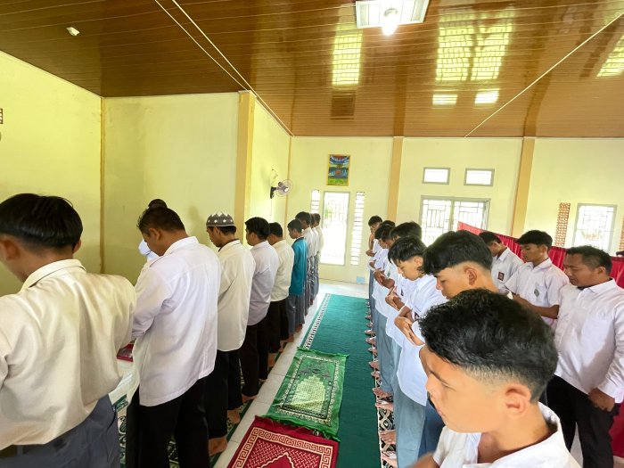 MAN 3 Bungo Rutin Gelar Shalat Dzuhur Berjamaah MAN 3 Bungo Rutin Gelar Shalat Dzuhur Berjamaah