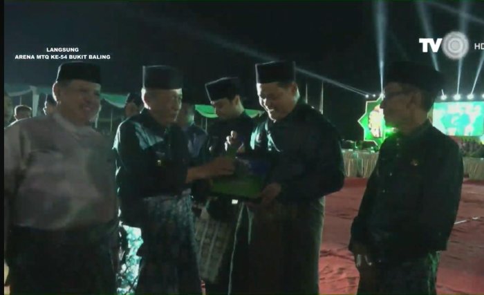 Wakil Gubernur Jambi Berikan Penghargaan kepada Wakil Bupati Bungo