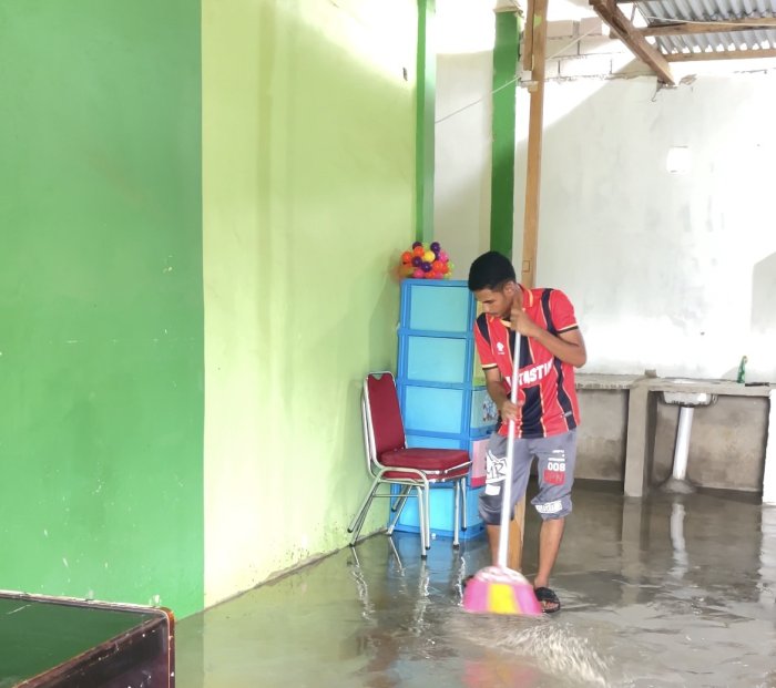 Meningkatkan Pelayanan Kesehatan dan Bimbingan Siswa, Pegawai TU MAN 3 Bungo Kompak Gotong Royong Siapkan Ruangan Baru Meningkatkan Pelayanan Kesehatan dan Bimbingan Siswa, Pegawai TU MAN 3 Bungo Kompak Gotong Royong Siapkan Ruangan Baru