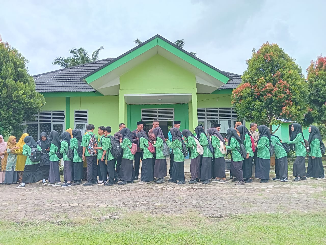 MAN 3 Bungo Gelar Halal Bihalal Bersama Siswa dan Majelis Guru Usai Libur Idul Fitri 1446 H