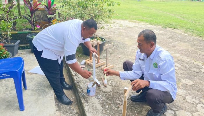 ASN MAN 3 Bungo Perindah dan Fungsikan Tiang Papan Nama sebagai Patokan Barisan