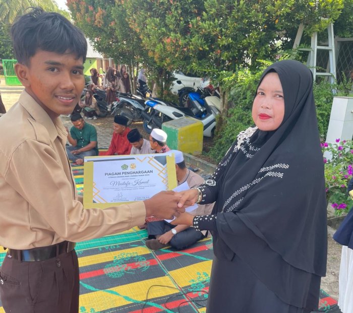 Mustafa Kamal Raih Penghargaan di Literasi Awards 2025 Mustafa Kamal Raih Penghargaan di Literasi Awards 2025