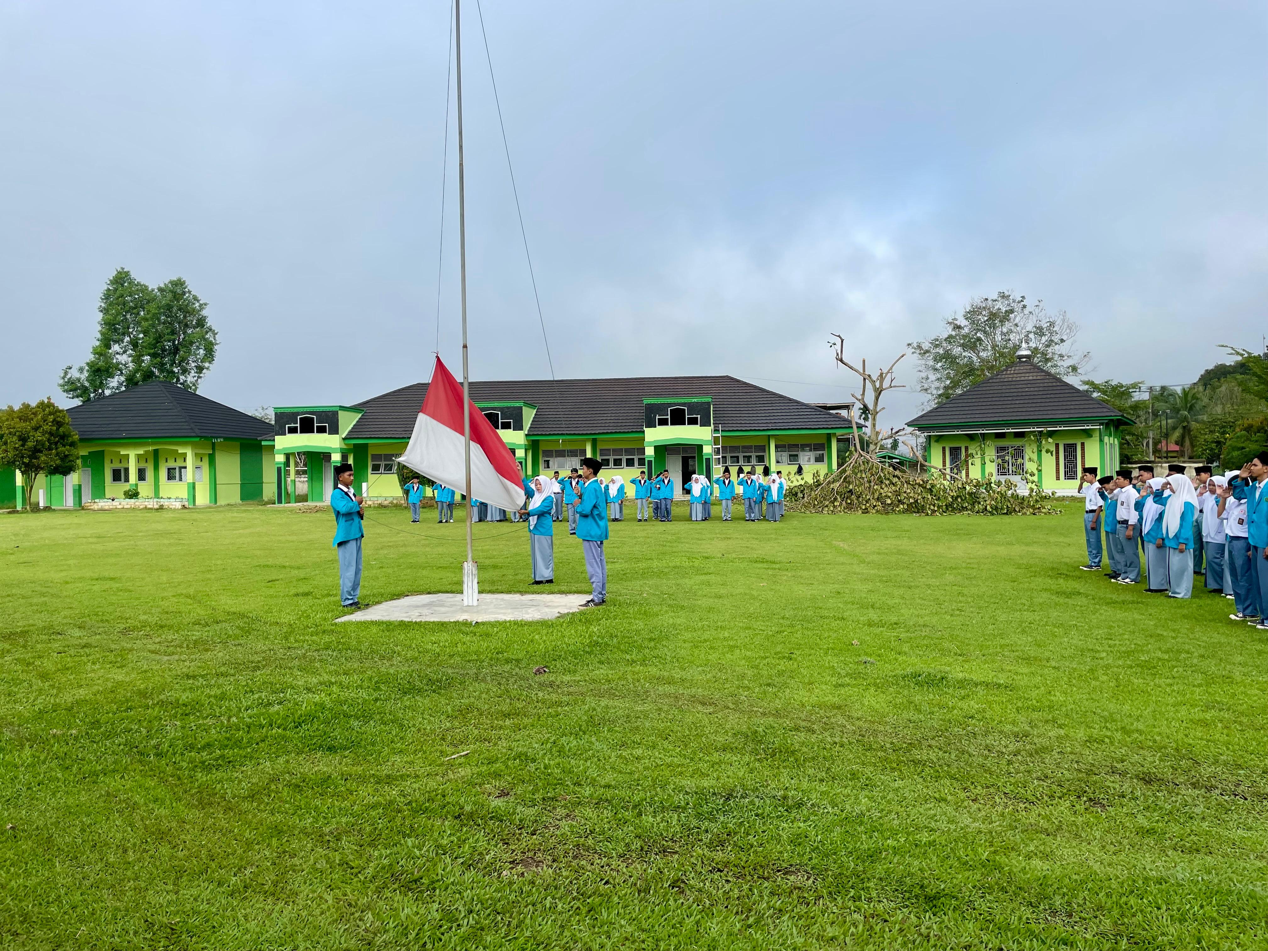 Upacara Bendera Perdana Pasca Idulfitri di MAN 3 Bungo Berlangsung Khidmat Upacara Bendera Perdana Pasca Idulfitri di MAN 3 Bungo Berlangsung Khidmat