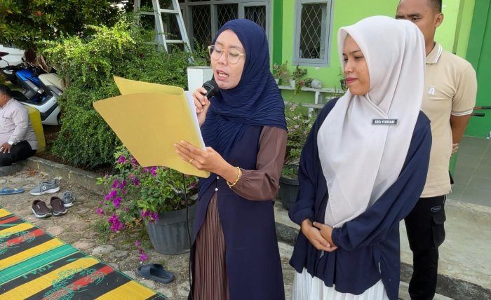 Wali Kelas ibu Ria Nofriyani MAN 3 Bungo Dukung Awards Literasi Siswa