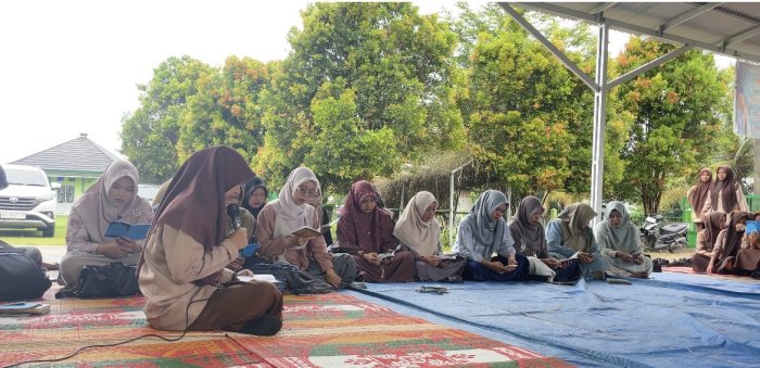 MAN 3 Bungo Tetap Gelar Yasinan Rutin Meski Diguyur Hujan