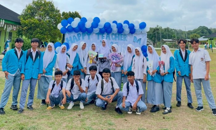 Siswa Kelas 12.3 Peringati Hari Guru Bersama Wali Kelas