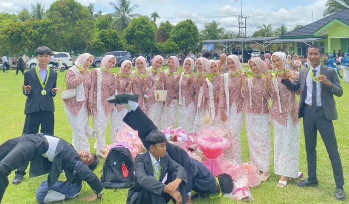 Momen Haru dan Bangga, Siswa Kelas 12 MIPA 1 MAN 3 Bungo Abadikan Foto Bersama Pasca Kelulusan