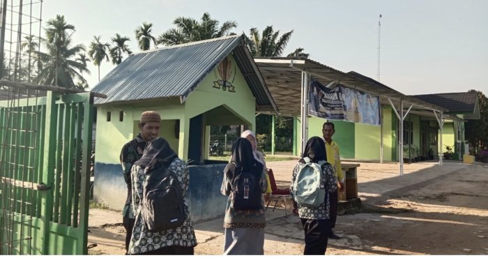 Guru Piket MAN 3 Bungo Sambut Siswa di Gerbang Madrasah