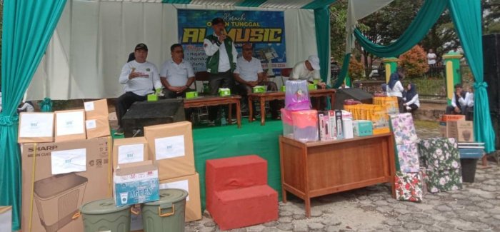 Momen Puncak HAB ke-80 Kasubbag TU Kemenag Bungo Serahkan Doorprize Utama Jalan Santai Kerukunan