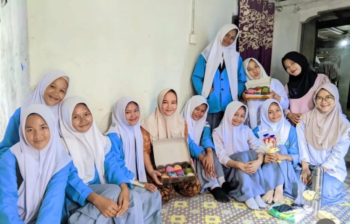 Siswi MAN 3 Bungo Beri Dukungan untuk Guru Sakit di Hari Guru Siswi MAN 3 Bungo Beri Dukungan untuk Guru Sakit di Hari Guru