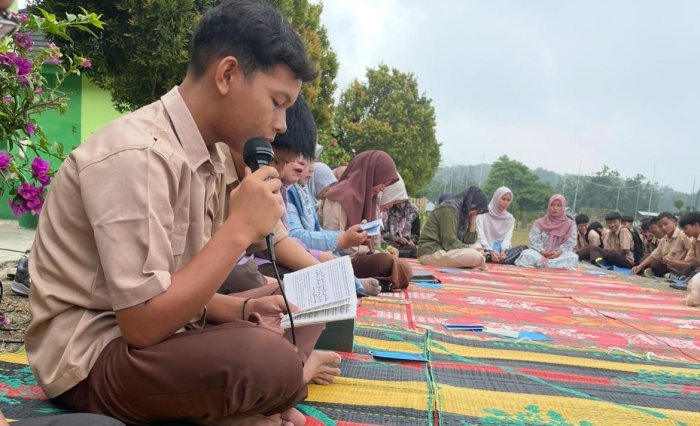 Revan Pimpin Pembacaan Yasin Rutin Setiap Jumat Pagi Revan Pimpin Pembacaan Yasin Rutin Setiap Jumat Pagi