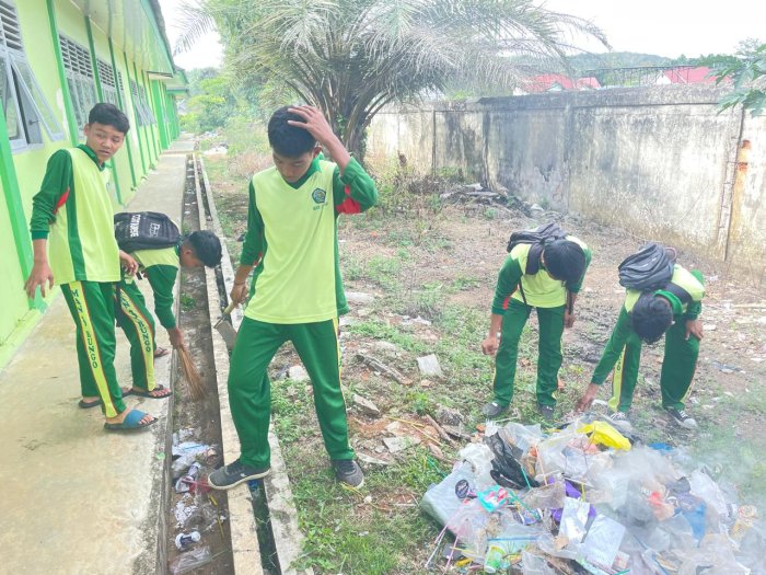 Siswa Kelas 11 IPS 3 Lakukan Aksi Bersih-Bersih Sekolah Siswa Kelas 11 IPS 3 Lakukan Aksi Bersih-Bersih Sekolah