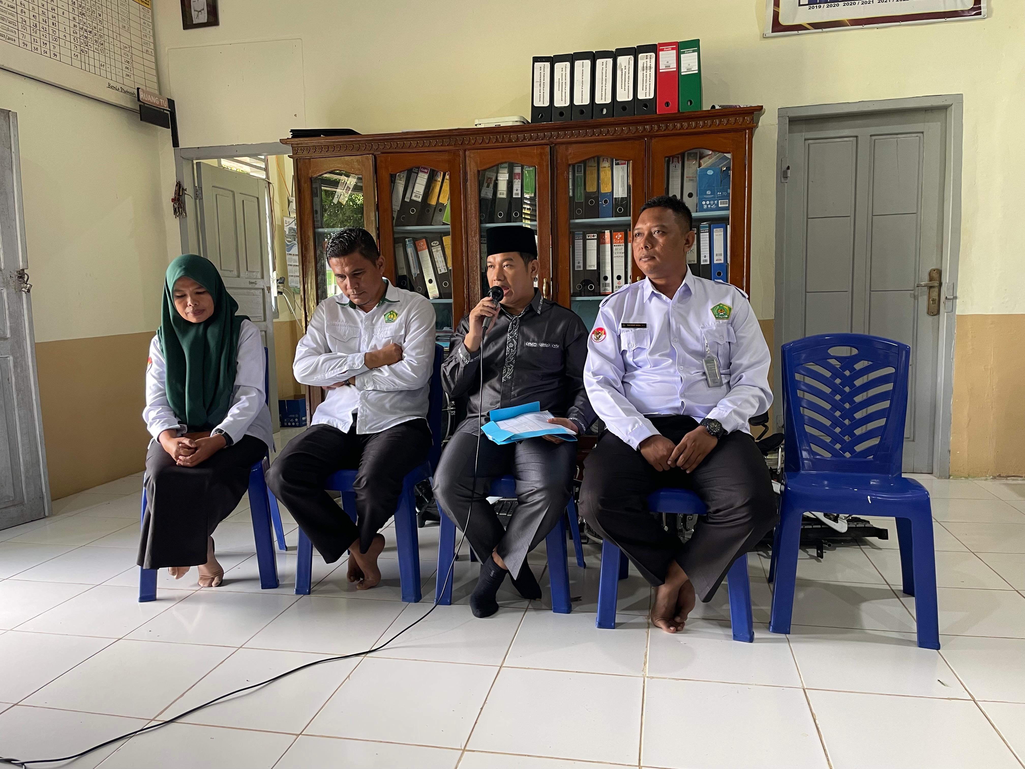 Kepala MAN 3 Bungo Terima Mahasiswa PPLK dari IAI Yasni Muara Bungo Kepala MAN 3 Bungo Terima Mahasiswa PPLK dari IAI Yasni Muara Bungo