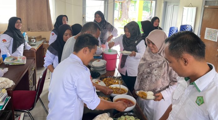 Makan Siang Guru Majelis Pererat Kebersamaan di Madrasah Makan Siang Guru Majelis Pererat Kebersamaan di Madrasah