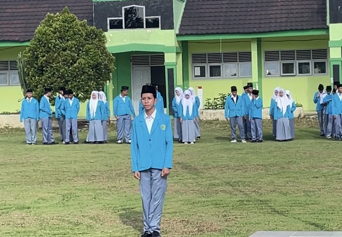 Ketua OSIM MAN 3 Bungo Pimpin Upacara Senin Rutin