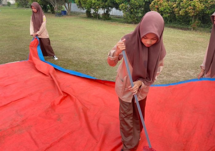 Siswi MAN 3 Bungo Bersihkan Tikar Usai Kegiatan Yasinan