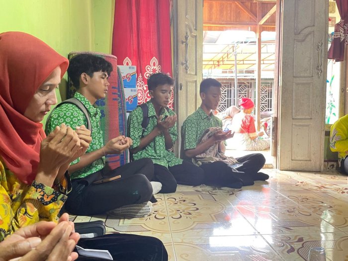 Wali Kelas Ajak Siswa Takziah ke Rumah Duka