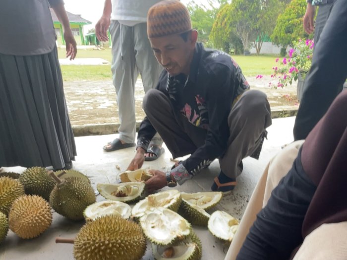 Pegawai MAN 3 Bungo Rayakan Musim Panen Durian