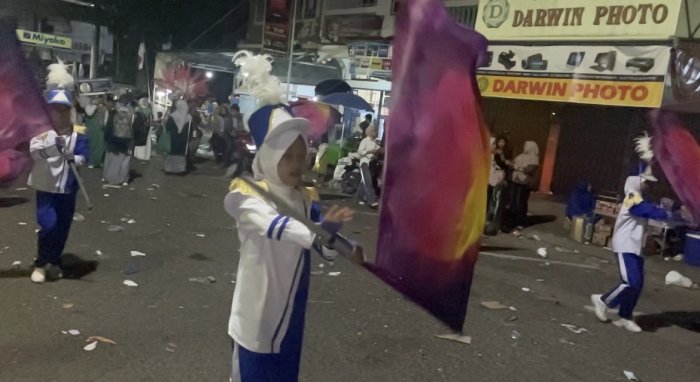 Pawai Pembangunan hingga tengah malam ini masih penuh Pawai Pembangunan hingga tengah malam ini masih penuh