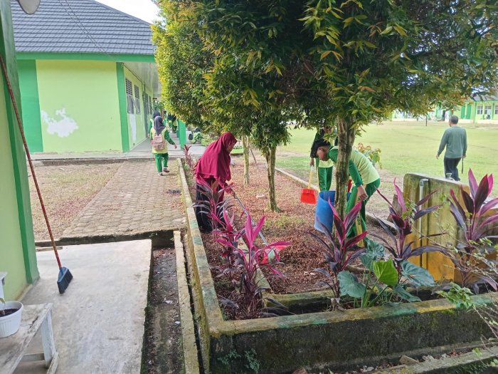 Warga Madrasah Rutin Jaga Kebersihan Lingkungan Sekolah Warga Madrasah Rutin Jaga Kebersihan Lingkungan Sekolah